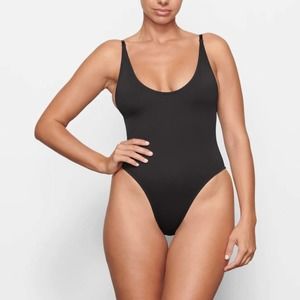 NWT SKIMS SIGNATURE Swim Scoop Neck One Piece in Onyx Size Large